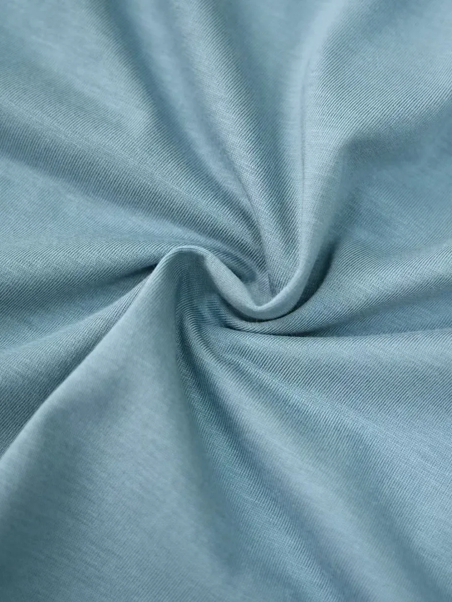 Синяя футболка Loro Piana, крупный план трикотажной ткани с выраженными складками