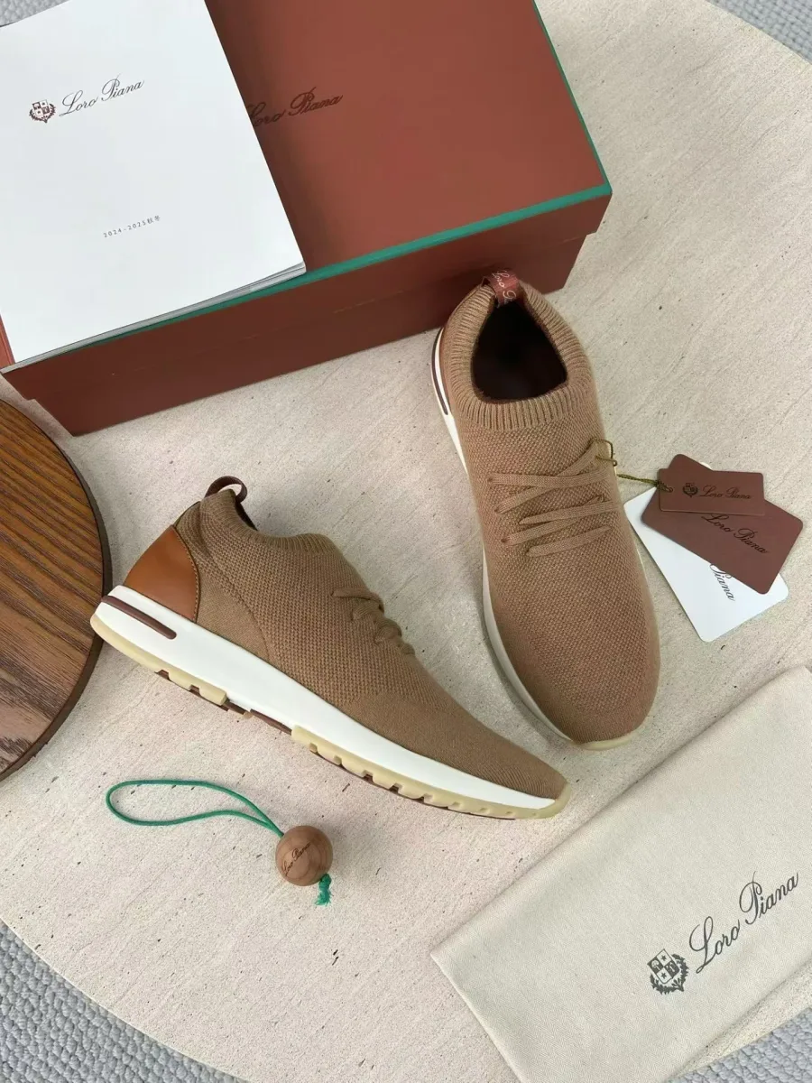 Бежевые кроссовки Loro Piana в ракурсе сверху сбоку с текстильным верхом и рельефной подошвой
