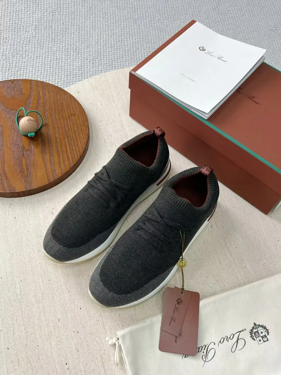 Графитовые кроссовки Loro Piana в ракурсе сверху, трикотажный верх и белая подошва