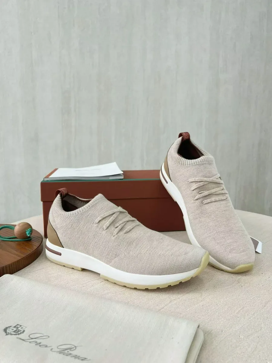 Песочные кроссовки Loro Piana в боковом ракурсе, с белой подошвой и рельефным протектором