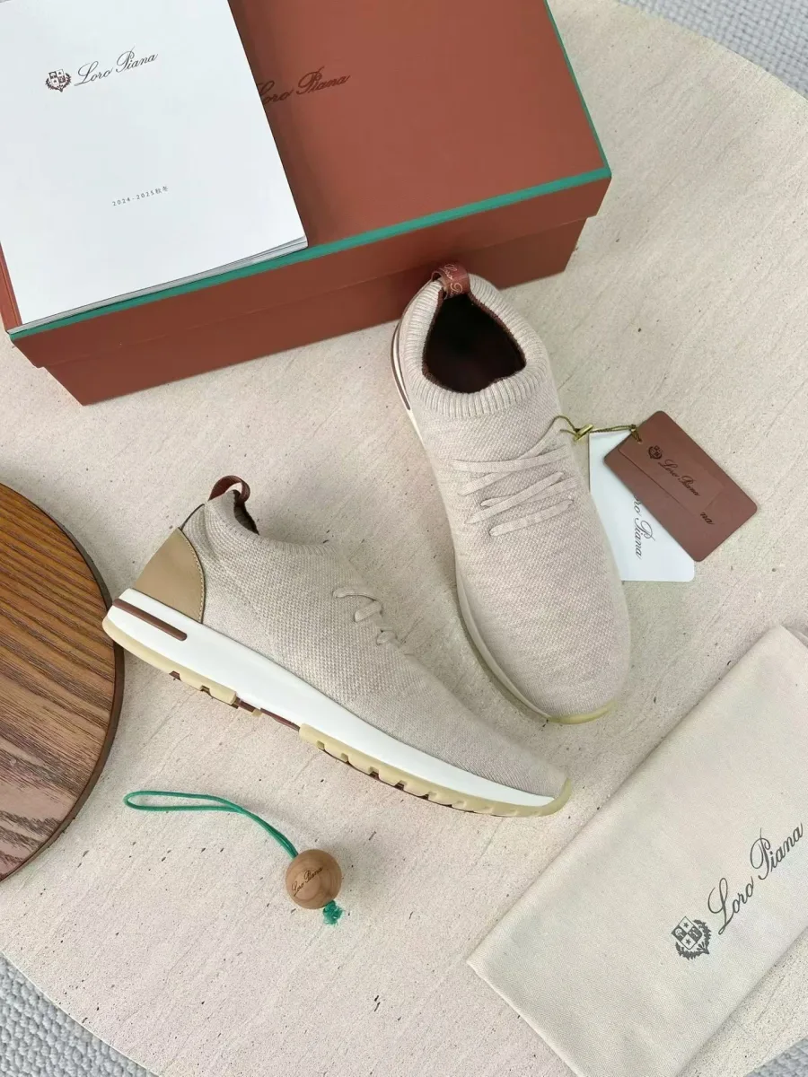 Песочный текстильный кроссовок Loro Piana сбоку, с эластичным воротником и многослойной подошвой