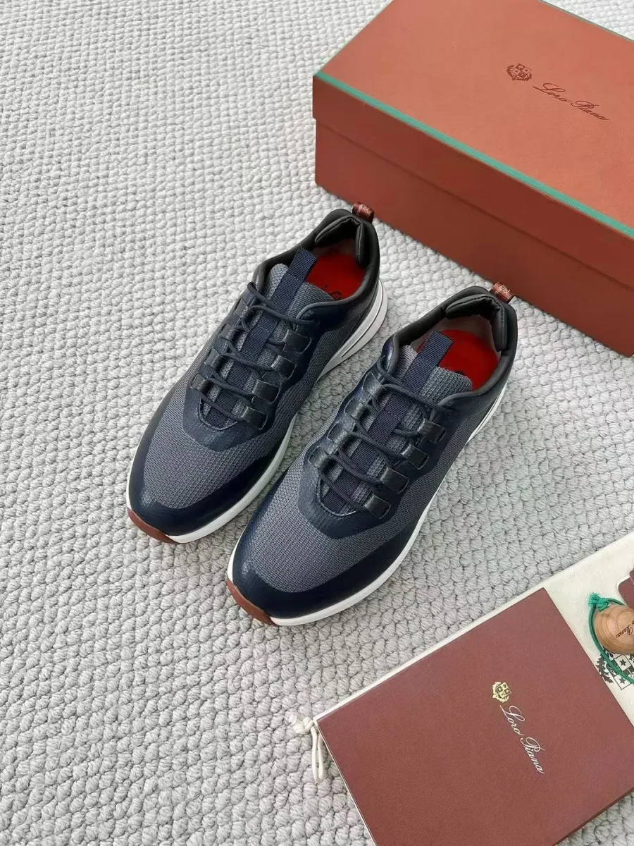 Сине-серые кроссовки Loro Piana в ракурсе сверху, с широкой шнуровкой и красной подкладкой