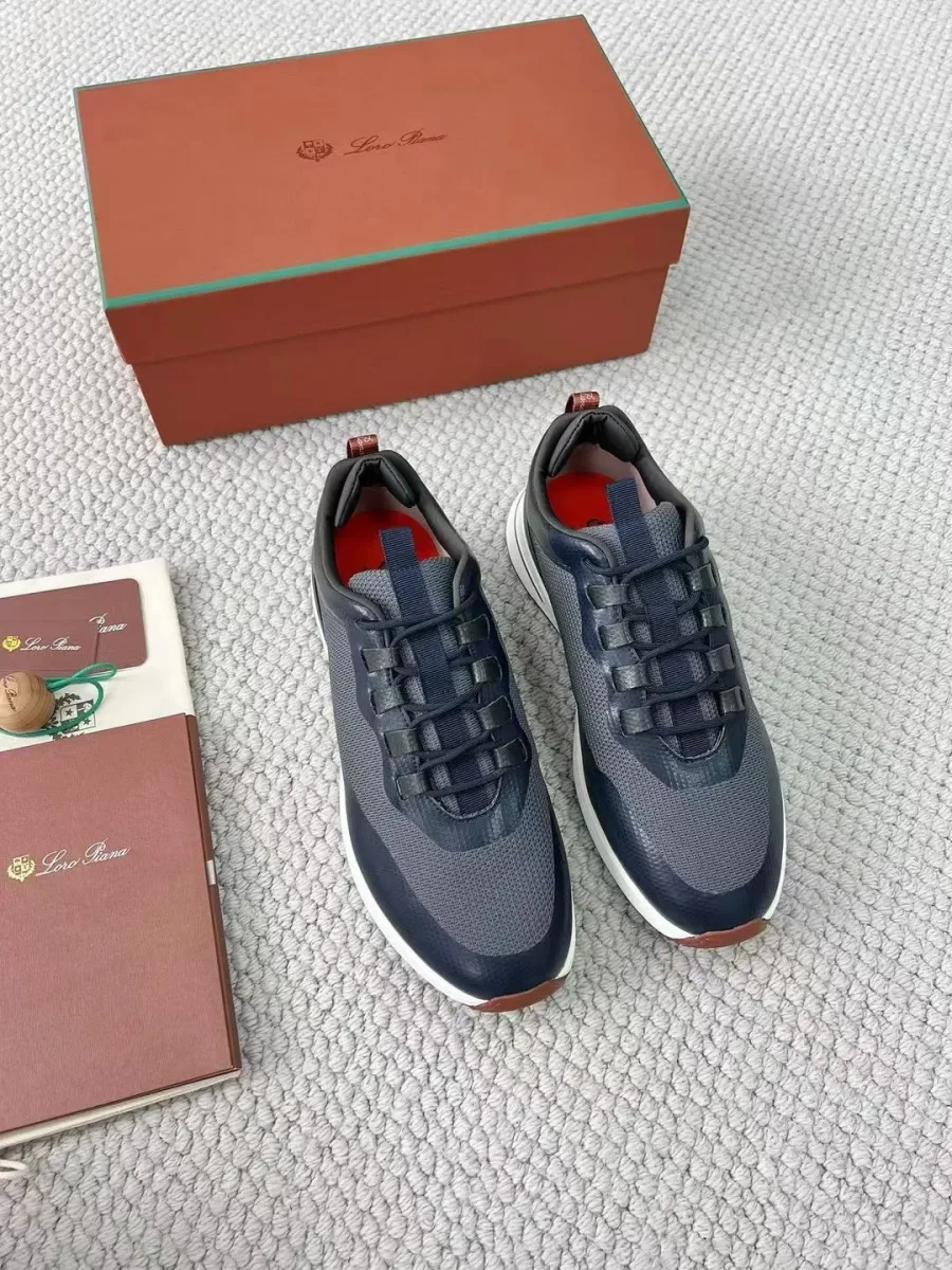 Сине-серые кроссовки Loro Piana сверху, с красной подкладкой и белой подошвой