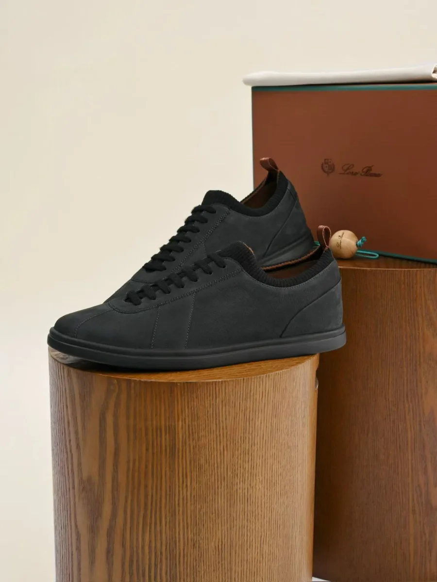 Пара графитовых кроссовок Loro Piana Soho 2.0 Walk, боковой ракурс, чёрная шнуровка и плоская подошва