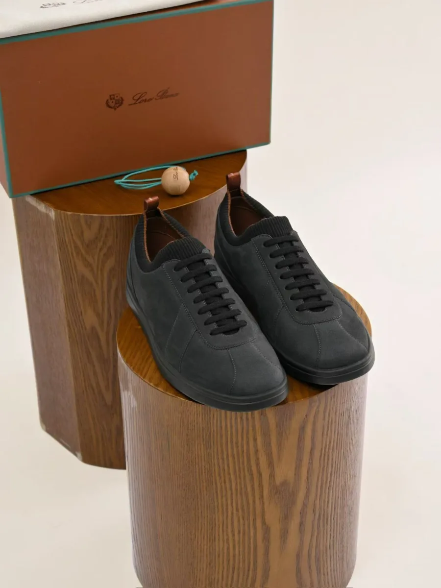 Пара кроссовок Loro Piana Soho 2.0 Walk в ракурсе три четверти, графитовая замша и чёрная подошва