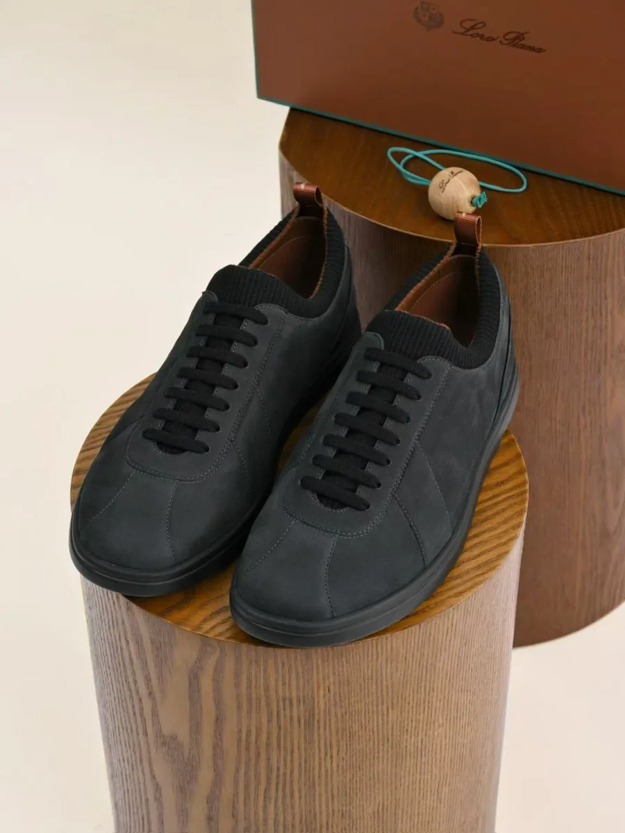 Кроссовки Loro Piana Soho 2.0 Walk графитового цвета, вид сверху, чёрная шнуровка и замшевая поверхность