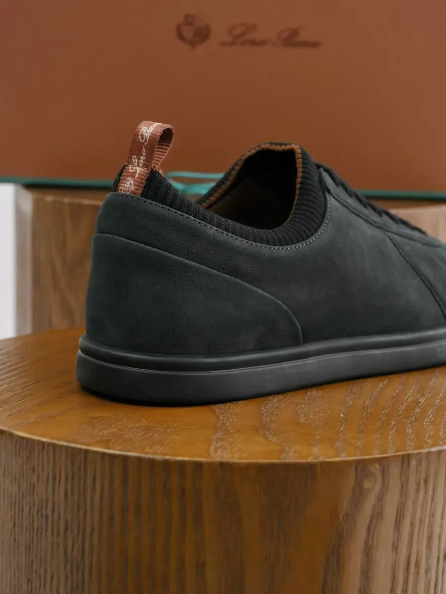 Кроссовок Loro Piana Soho 2.0 Walk сзади, графитовая замша, текстильный воротник и петля на пятке