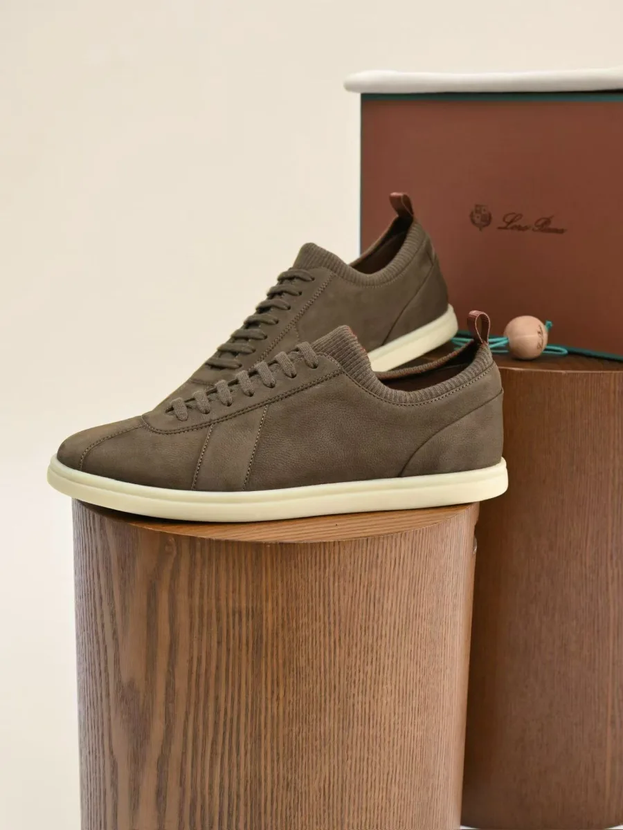 Пара серо-коричневых кроссовок Loro Piana Soho 2.0 Walk, боковой ракурс, видны шнуровка и рельефный верх
