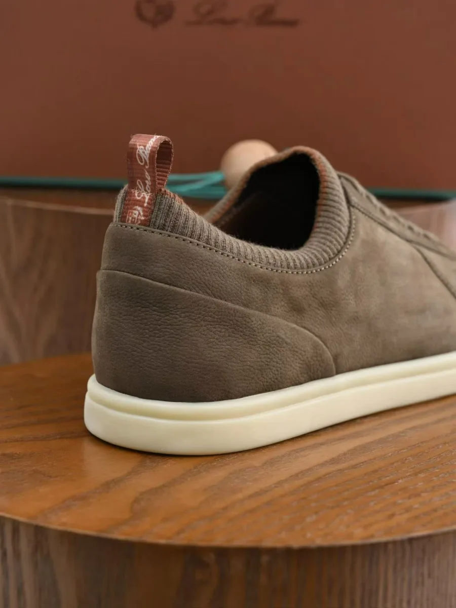 Серо-коричневый кроссовок Loro Piana Soho 2.0 Walk сзади, видны текстильный воротник, петля и белая подошва