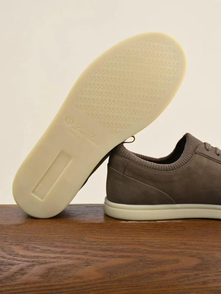 Кроссовки Loro Piana Soho 2.0 Walk с поднятой подошвой, видны светлая резиновая подошва и рельефный протектор