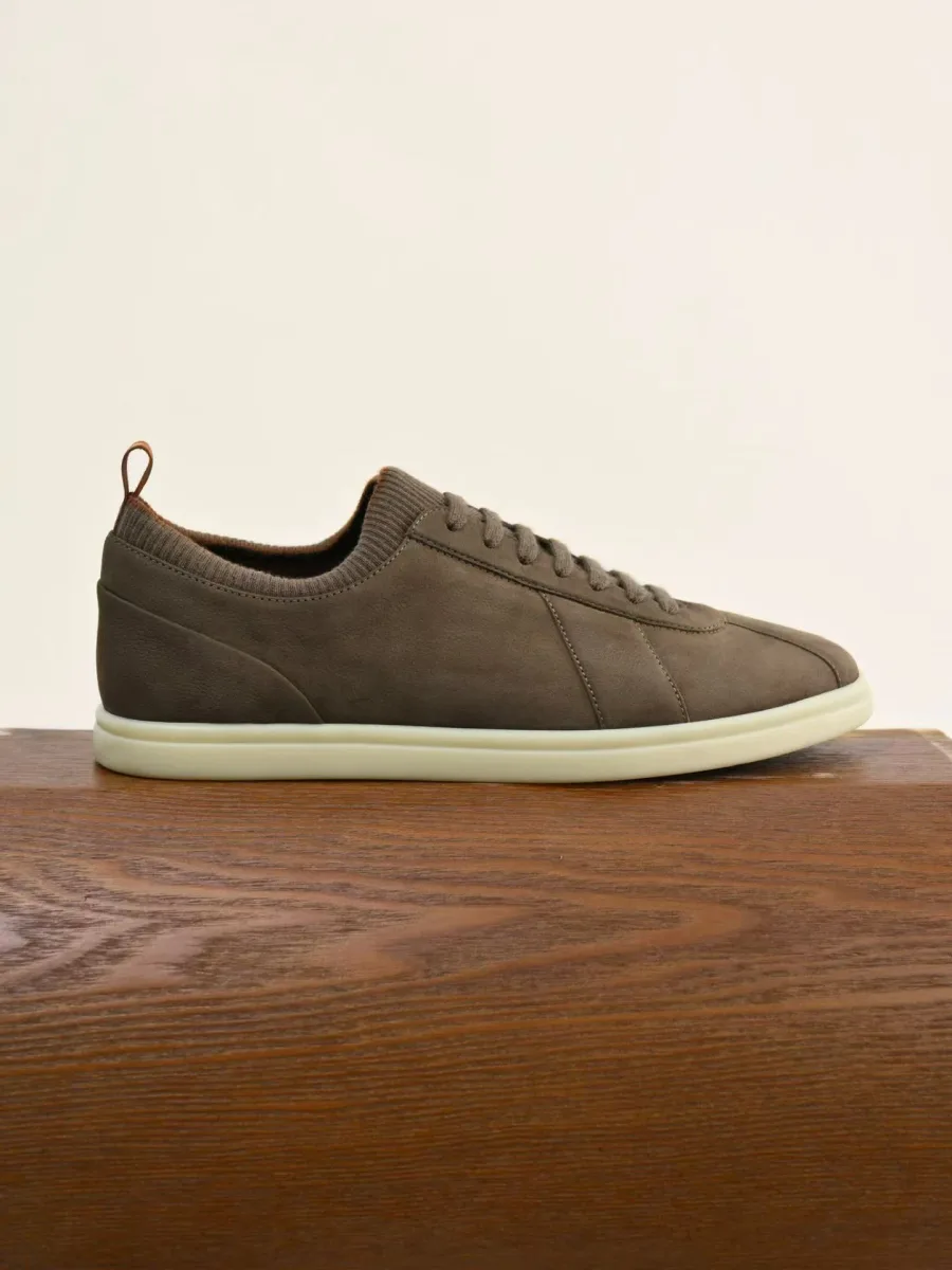 Кроссовок Loro Piana Soho 2.0 Walk в серо-коричневом цвете, вид сбоку, замшевый верх и светлая резиновая подошва