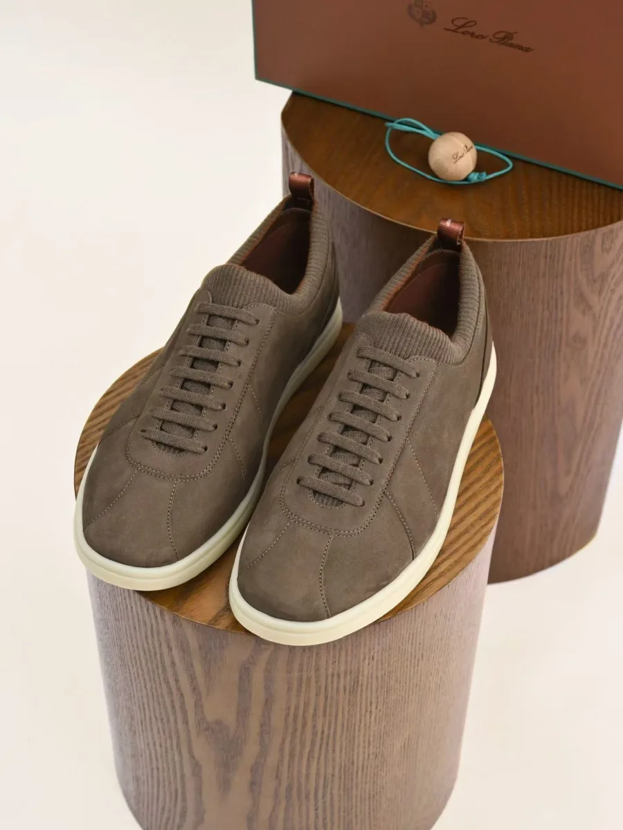 Серо-коричневые замшевые кроссовки Loro Piana Soho 2.0 Walk, вид сверху спереди, пара на подставке