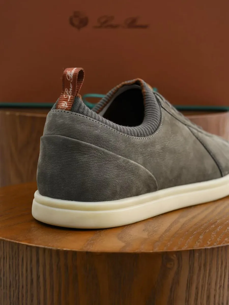 Задняя часть серого кроссовка Loro Piana Soho 2.0 Walk с текстильным воротником и петлёй