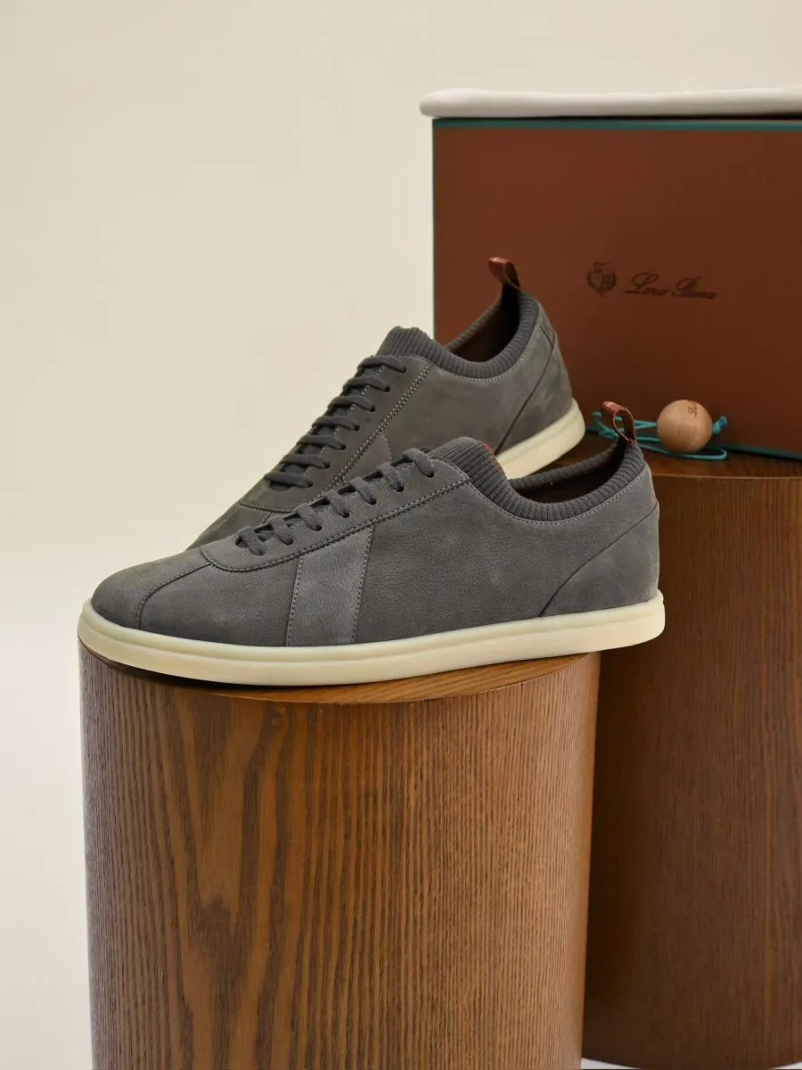 Пара серых кроссовок Loro Piana Soho 2.0 Walk в боковом ракурсе с шнуровкой и светлой подошвой