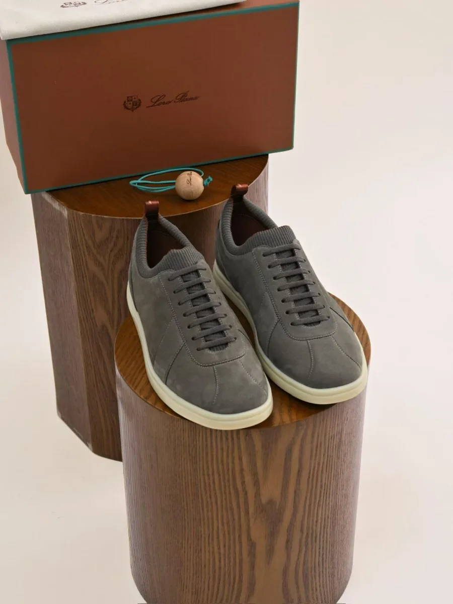 Серые кроссовки Loro Piana Soho 2.0 Walk спереди, видны шнуровка, округлый нос и светлая подошва