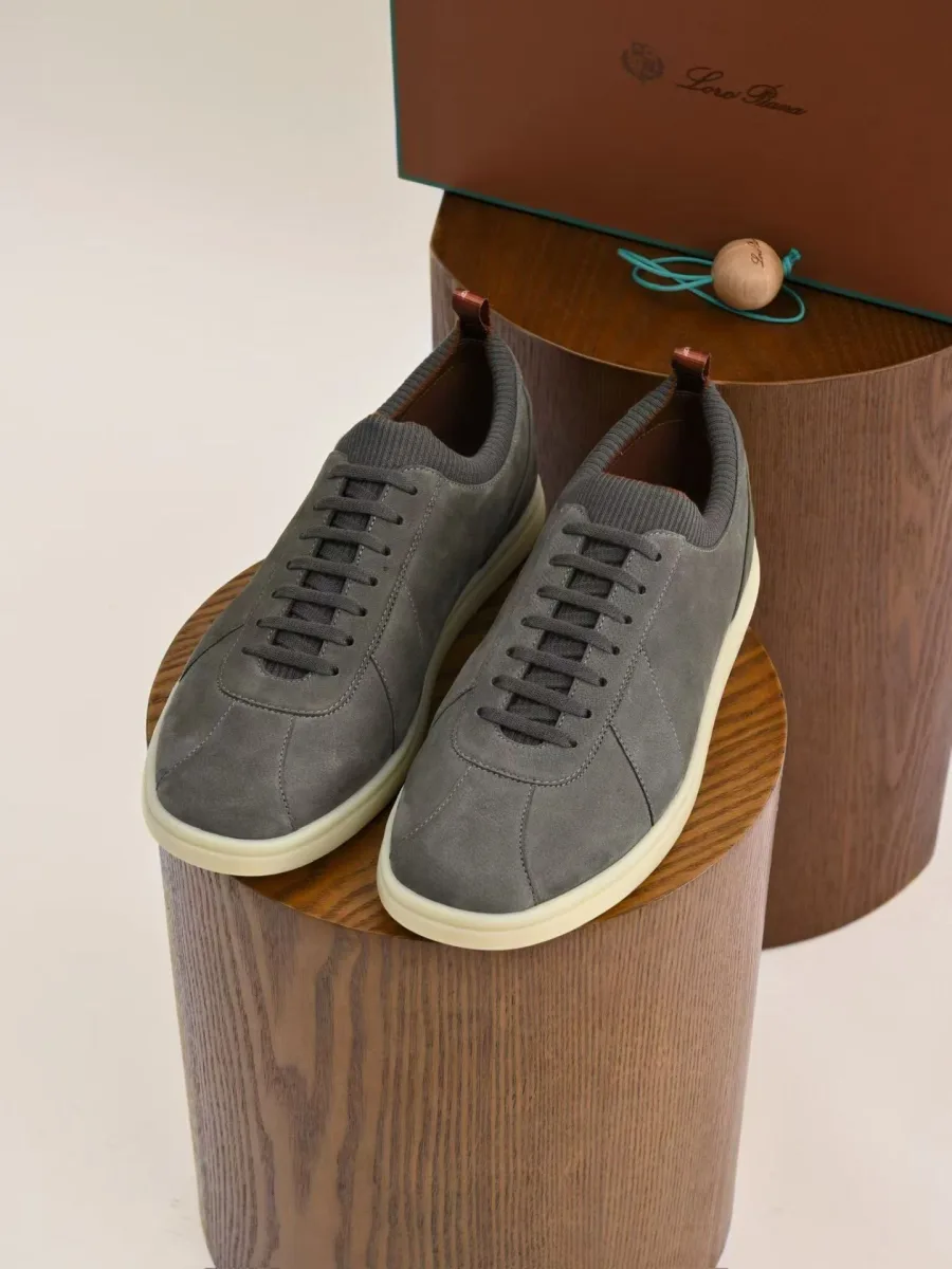 Серые кожаные кроссовки Loro Piana Soho 2.0 Walk сверху, с тёмной шнуровкой и светлой подошвой
