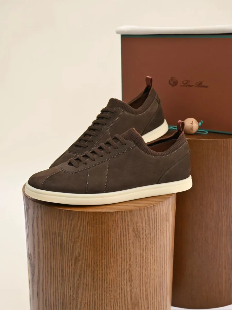 Тёмно-коричневый замшевый кроссовок Loro Piana Soho 2.0 Walk, боковой ракурс, шнуровка и светлая подошва