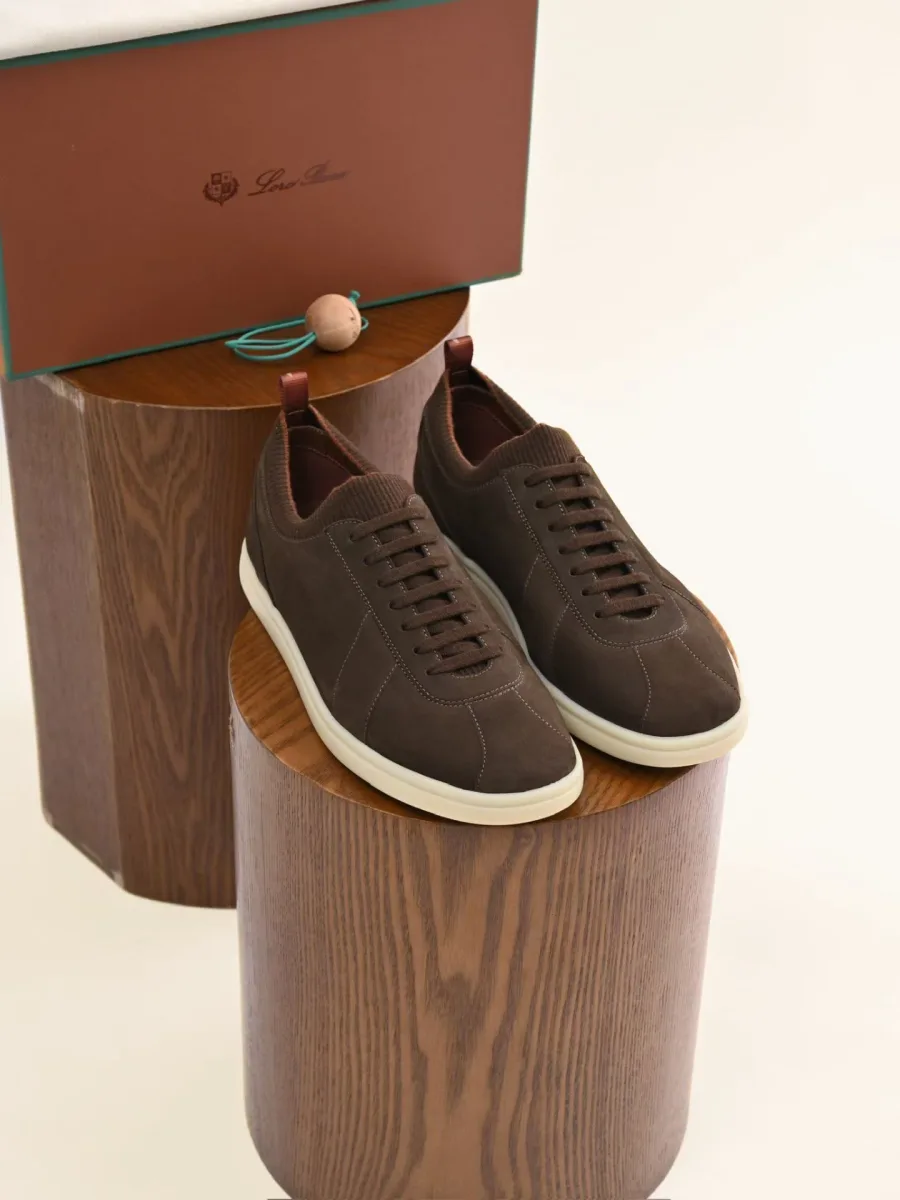Тёмно-коричневые замшевые кроссовки Loro Piana Soho 2.0 Walk, вид спереди, светлая подошва