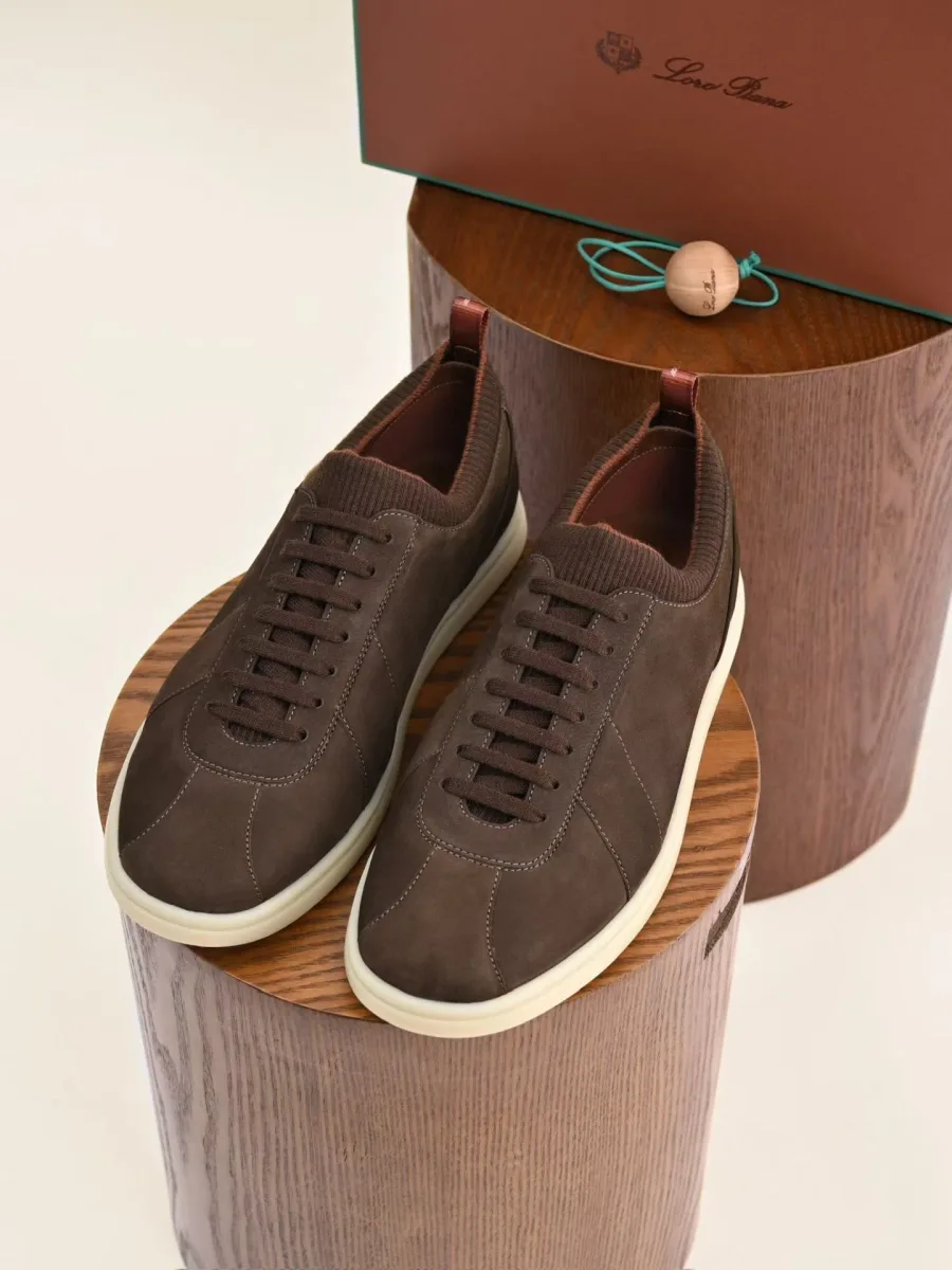 Тёмно-коричневые замшевые кроссовки Loro Piana Soho 2.0 Walk, вид сверху, пара с шнуровкой