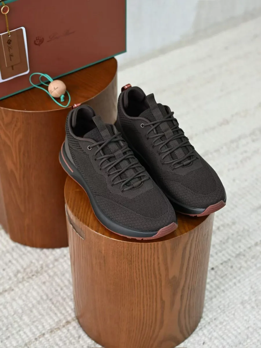 Кроссовки Loro Piana Week End Walk угольного цвета, парный ракурс спереди с сетчатым верхом и шнуровкой