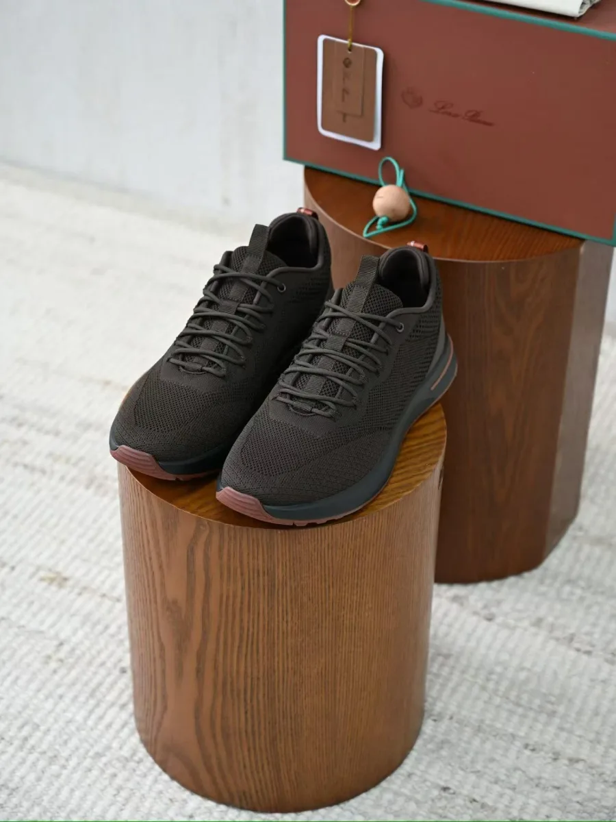 Кроссовки Loro Piana Week End Walk угольного цвета, вид спереди сбоку с рельефной подошвой и шнуровкой