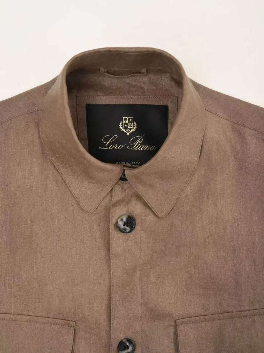 Бежевая льняная куртка Loro Piana крупным планом спереди с воротником и рядом пуговиц