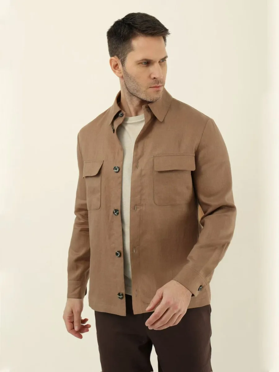 Бежевая льняная куртка Loro Piana на модели в три четверти с отложным воротником и длинными рукавами