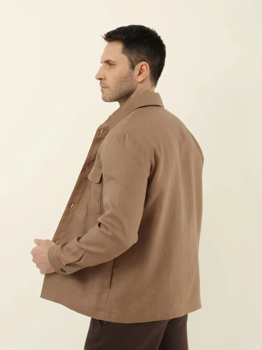 Бежевая льняная куртка Loro Piana на модели сбоку с длинным рукавом и накладным нагрудным карманом