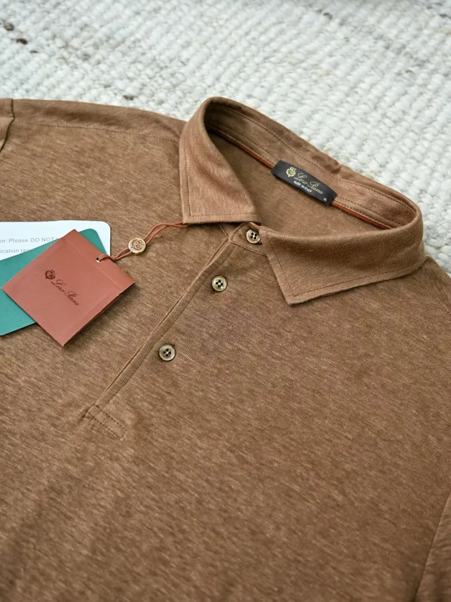 Коричневое льняное поло Loro Piana крупным планом с воротником и коротким рукавом
