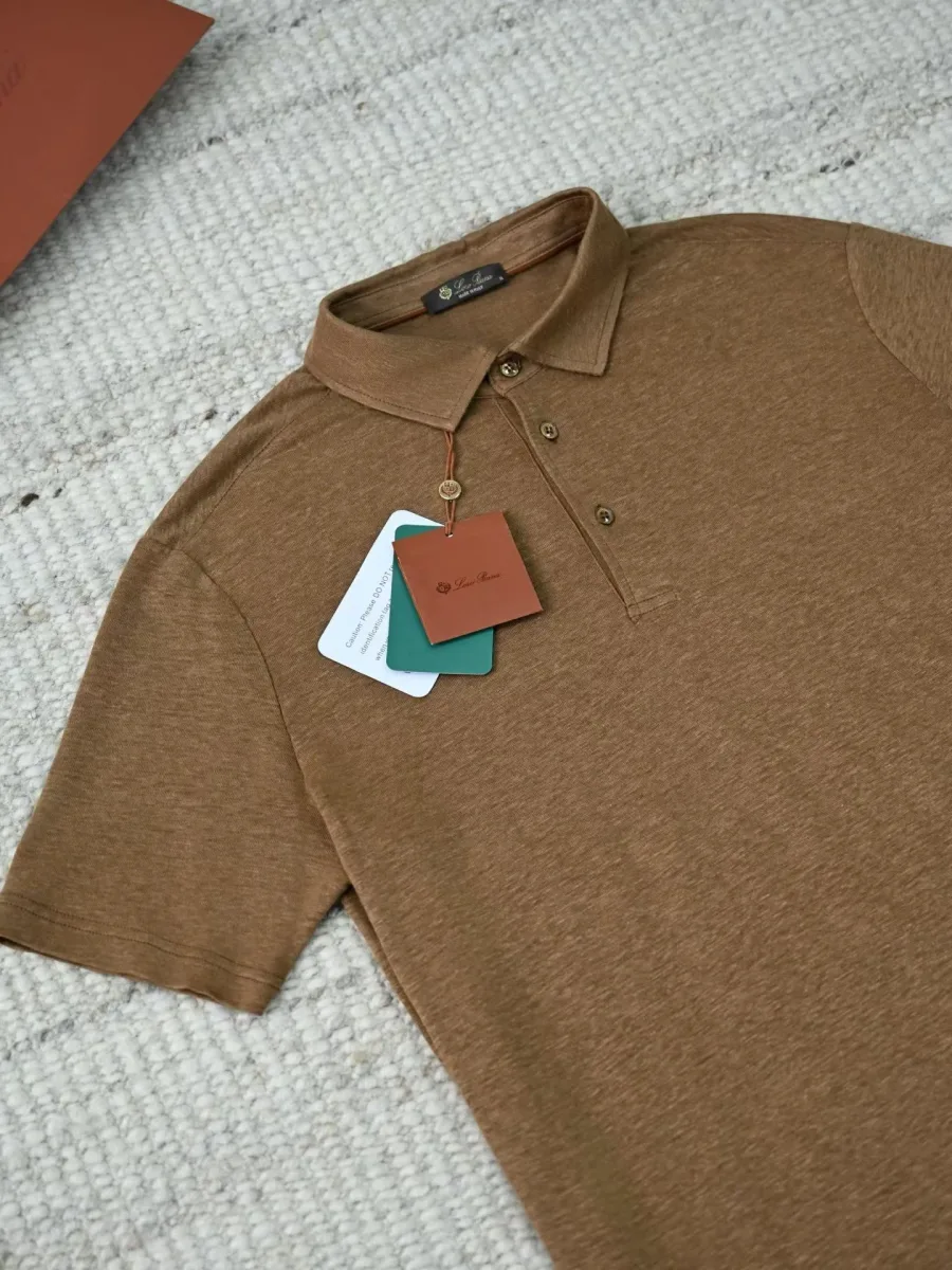 Коричневое льняное поло Loro Piana крупным планом с отложным воротником и планкой