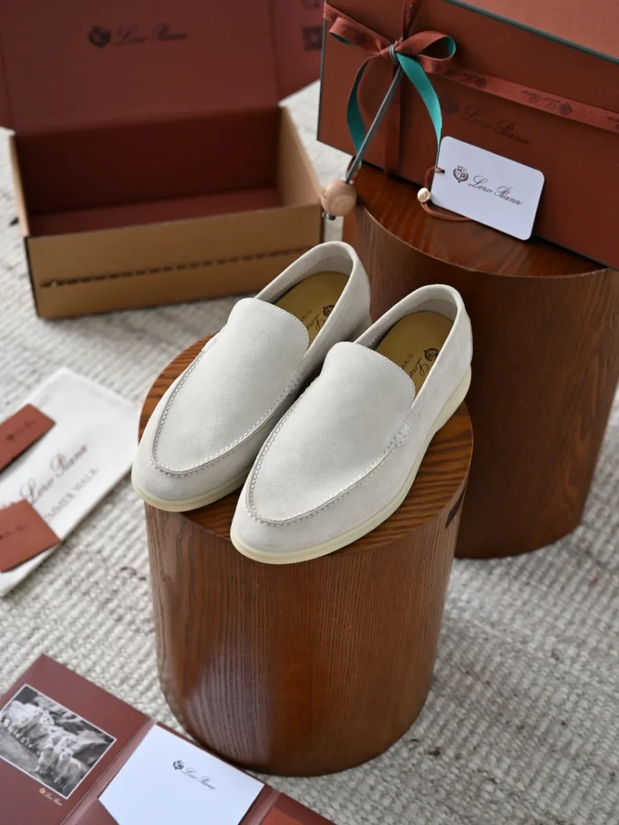 Белые замшевые лоферы Loro Piana под углом, видны закрытый мыс и кремовая подошва