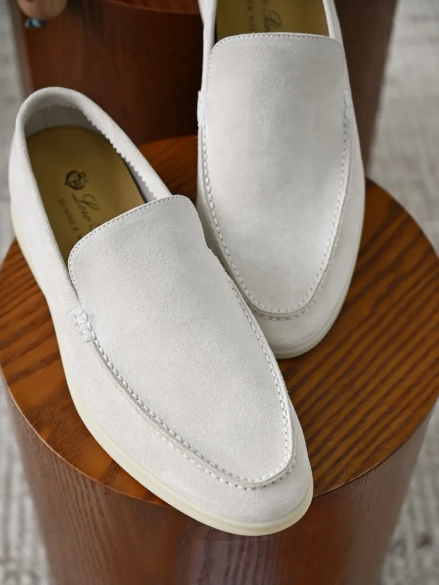 Белые замшевые лоферы Loro Piana, вид сверху сбоку, с открытым верхом и рельефной строчкой