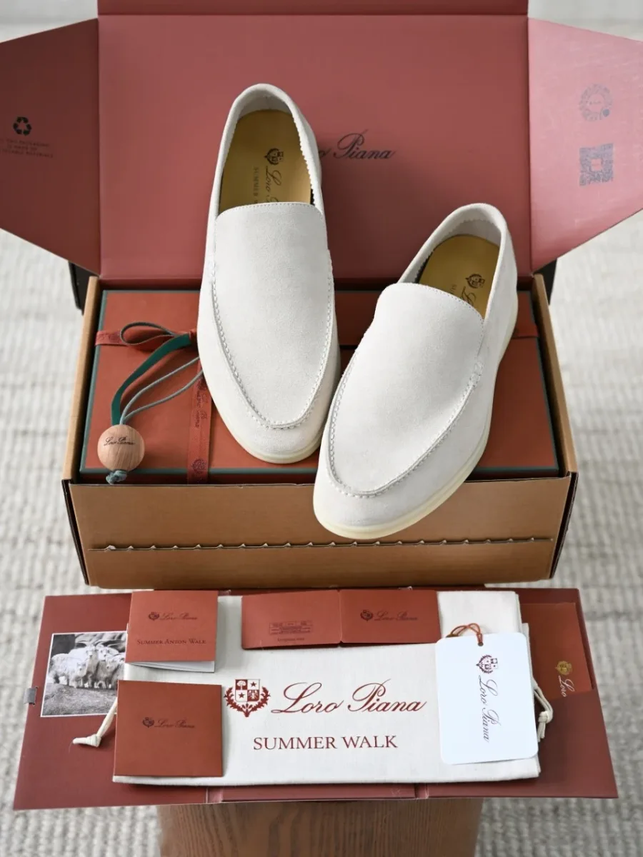 Белые замшевые лоферы Loro Piana, вид сверху в коробке, с мягкой светлой подошвой