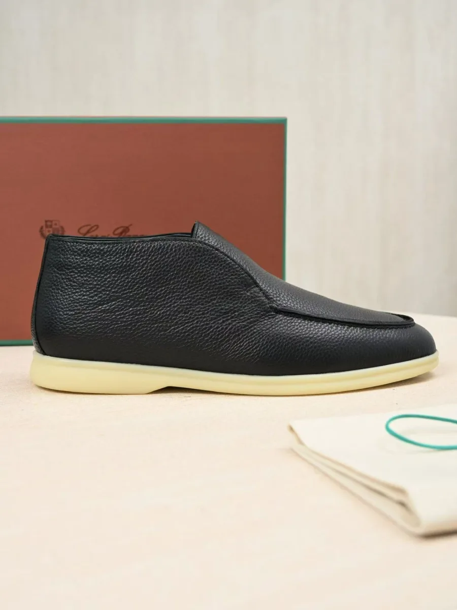 Графитовый кожаный лофер Loro Piana в профиль, с фактурной кожей и светлой резиновой подошвой