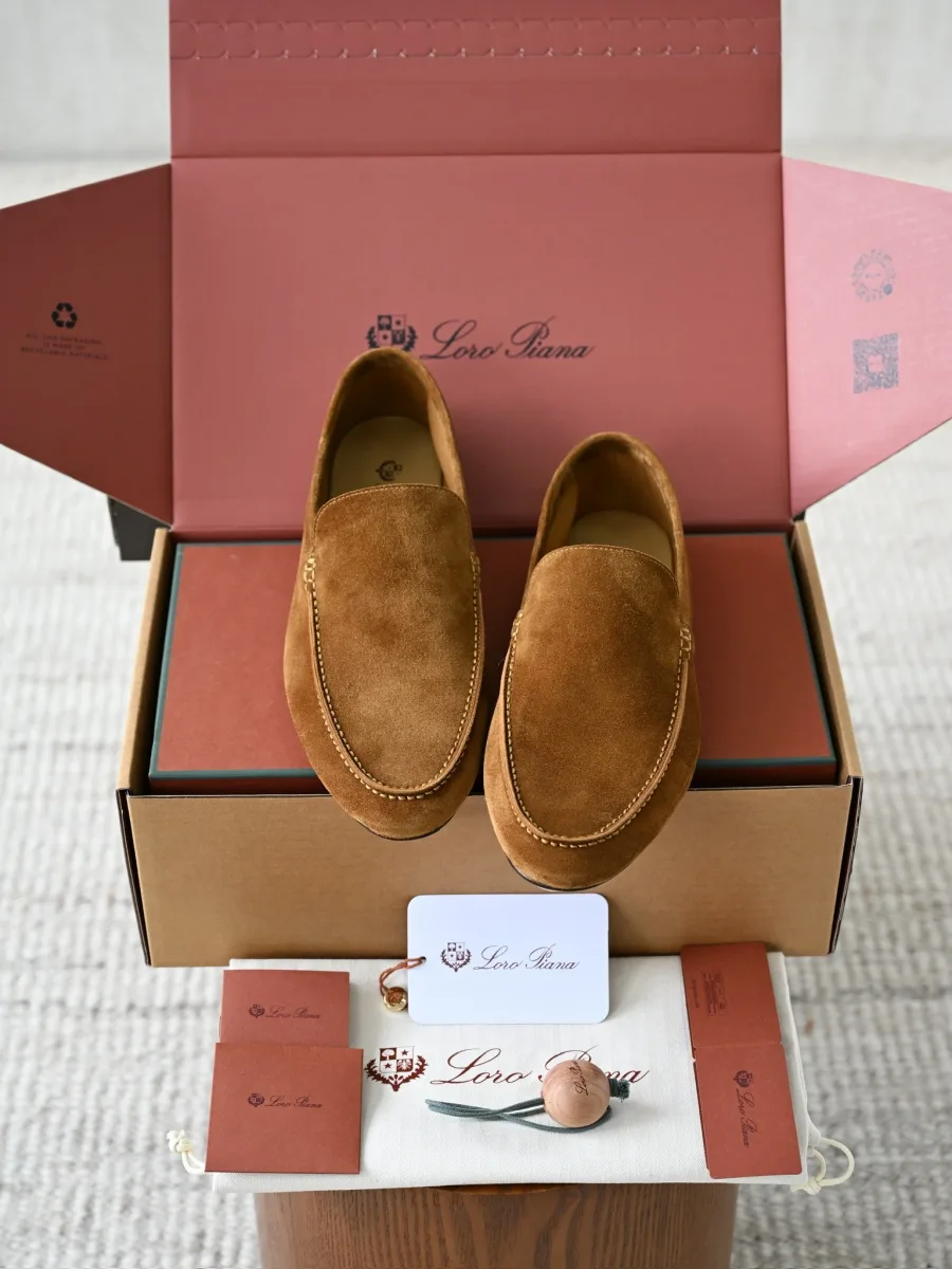 Пара карамельных замшевых лоферов Loro Piana спереди с округлыми мысами и открытой обувной формой