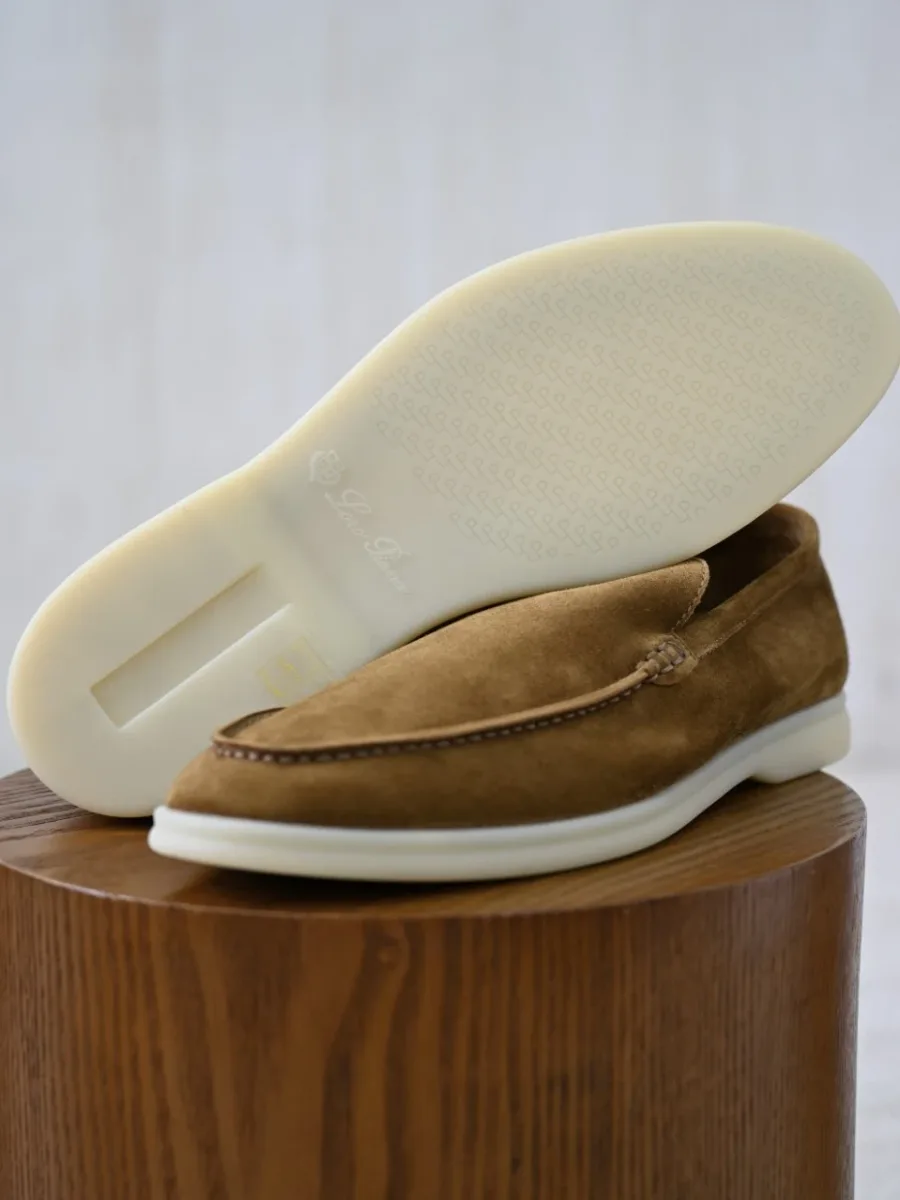 Коричневые замшевые лоферы Loro Piana в боковом ракурсе, показаны с рельефной светлой подошвой