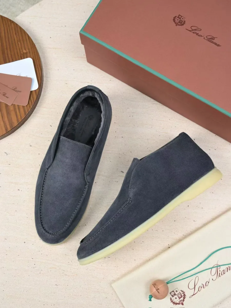 Серо-синие замшевые лоферы Loro Piana под углом, с открытым верхом и контрастной подошвой