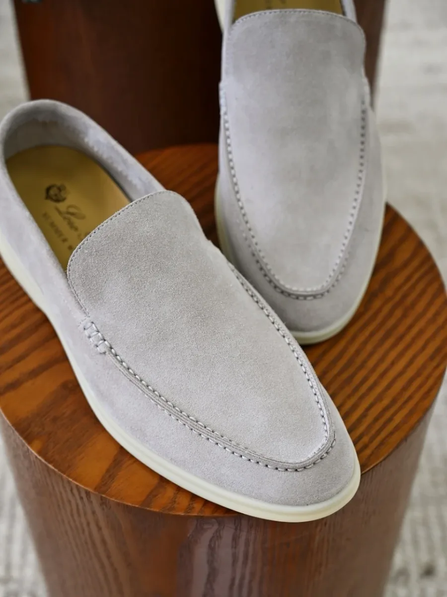 Графитовые замшевые лоферы Loro Piana Summer Walk, крупный диагональный ракурс с овальным мысом и строчкой