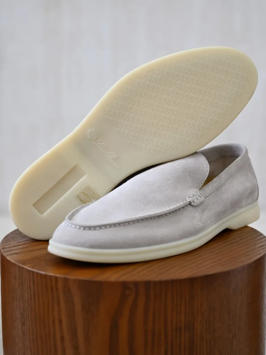 Графитовый замшевый лофер Loro Piana Summer Walk, вид сбоку с поднятой подошвой и рельефным протектором