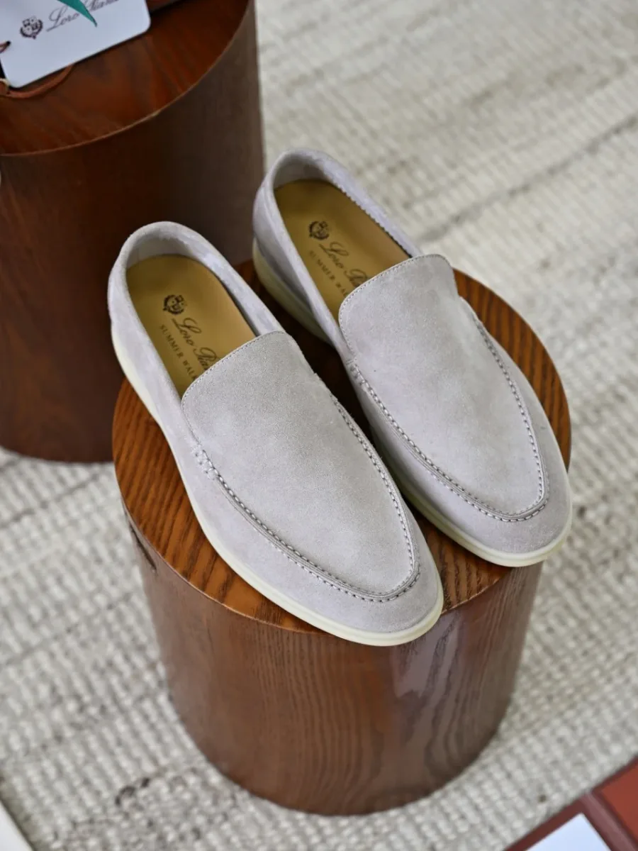 Пара графитовых замшевых лоферов Loro Piana Summer Walk, вид сверху спереди с рельефными швами