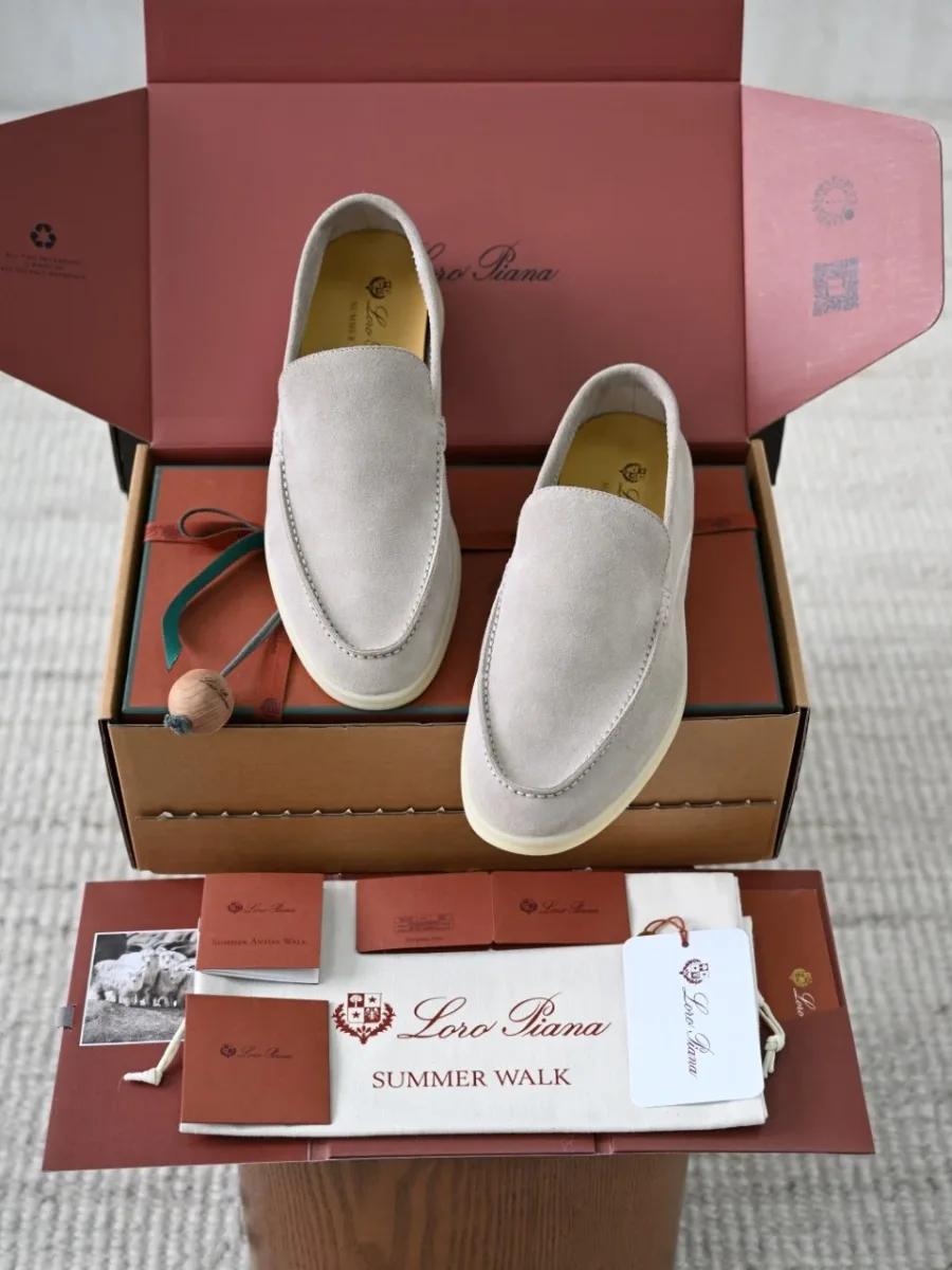 Графитовые замшевые лоферы Loro Piana Summer Walk, вид сверху с овальным мысом и светлой подошвой