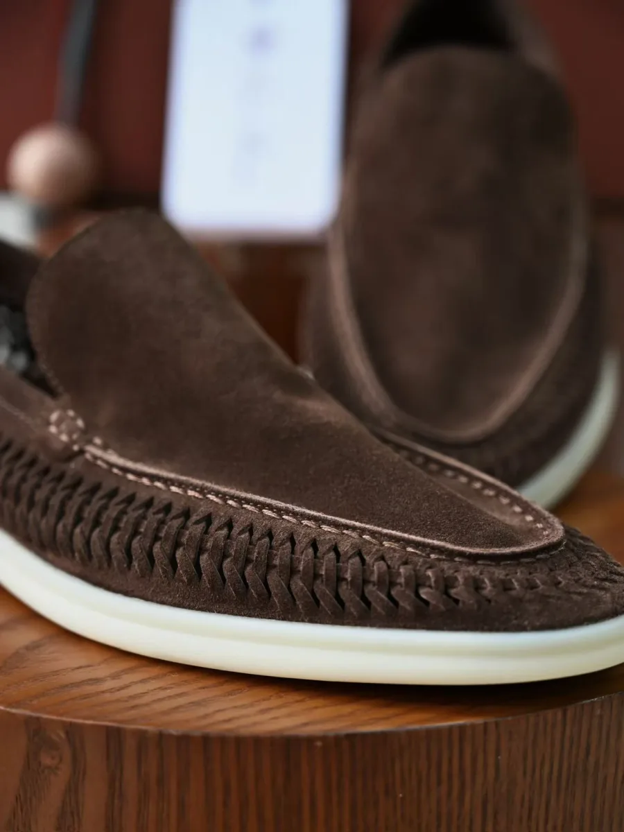 Крупный план коричневого замшевого лофера Loro Piana Summer Walk с плетёной боковой окантовкой