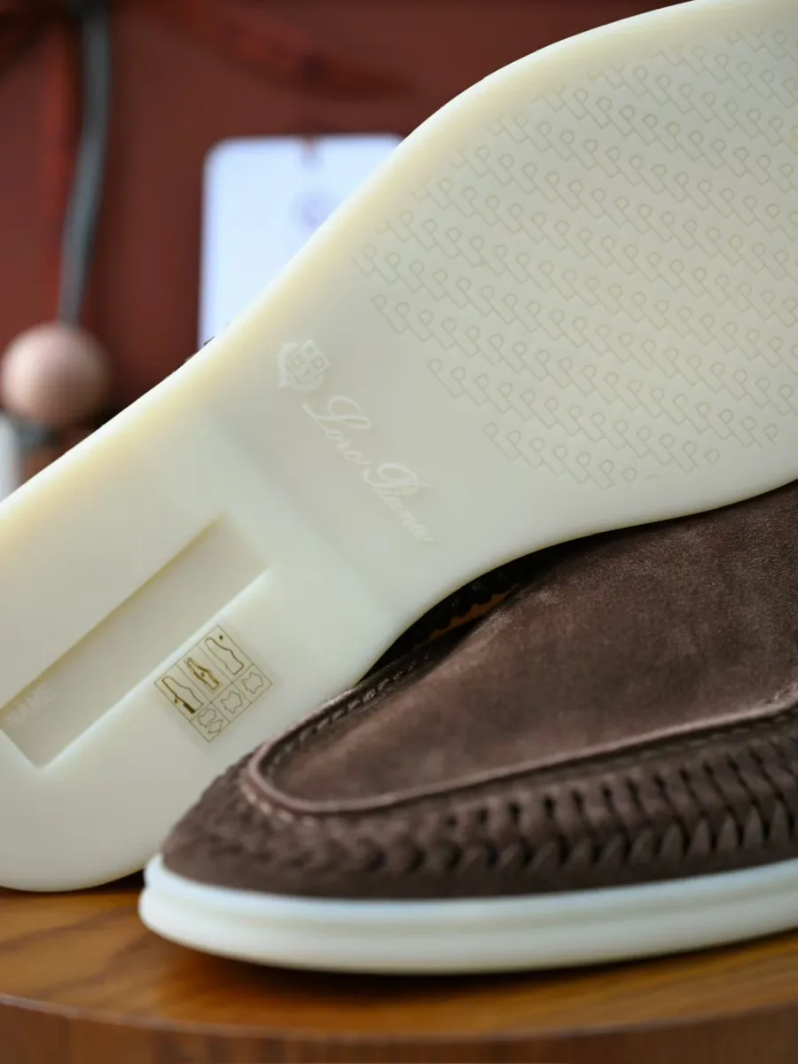 Подошва коричневого лофера Loro Piana Summer Walk крупным планом, виден рельефный протектор и маркировка