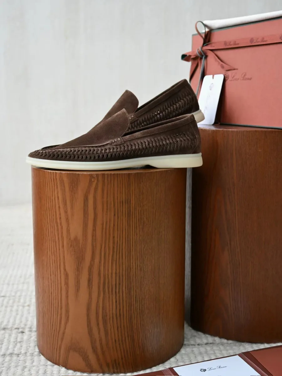 Коричневый замшевый лофер Loro Piana Summer Walk в профиль, с рельефной окантовкой и светлой подошвой
