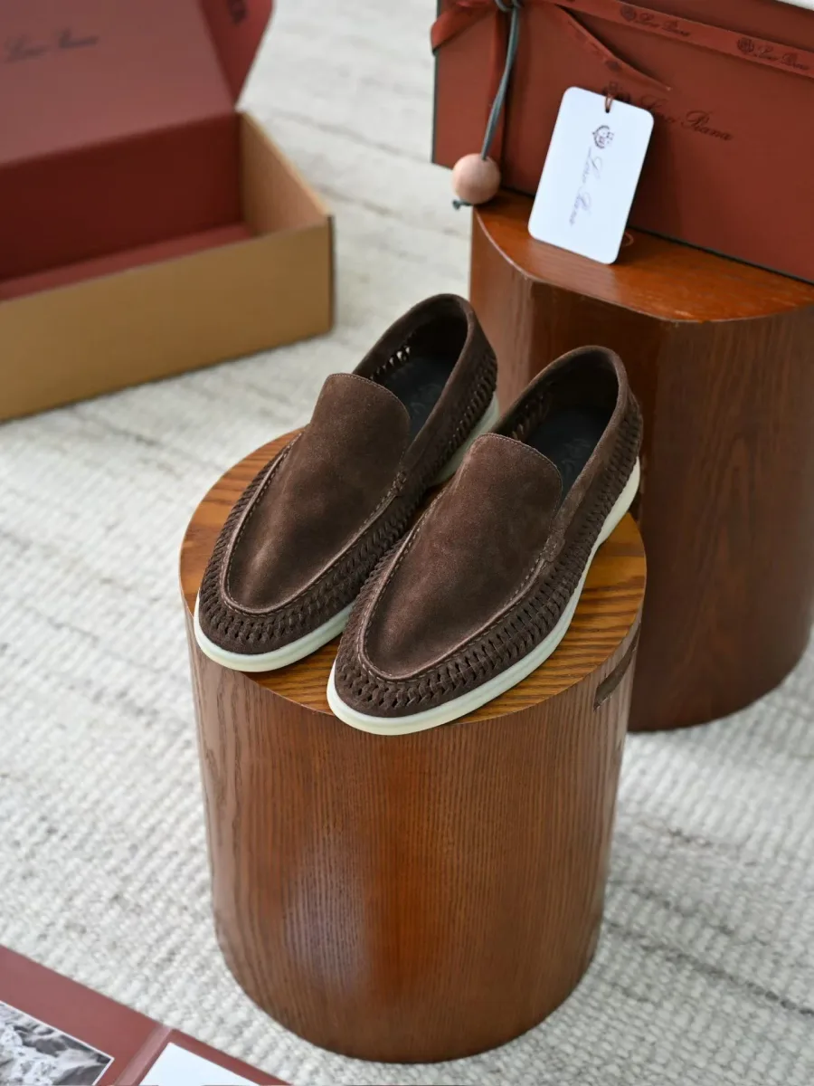 Пара коричневых замшевых лоферов Loro Piana Summer Walk спереди, с открытыми союзками и белой подошвой