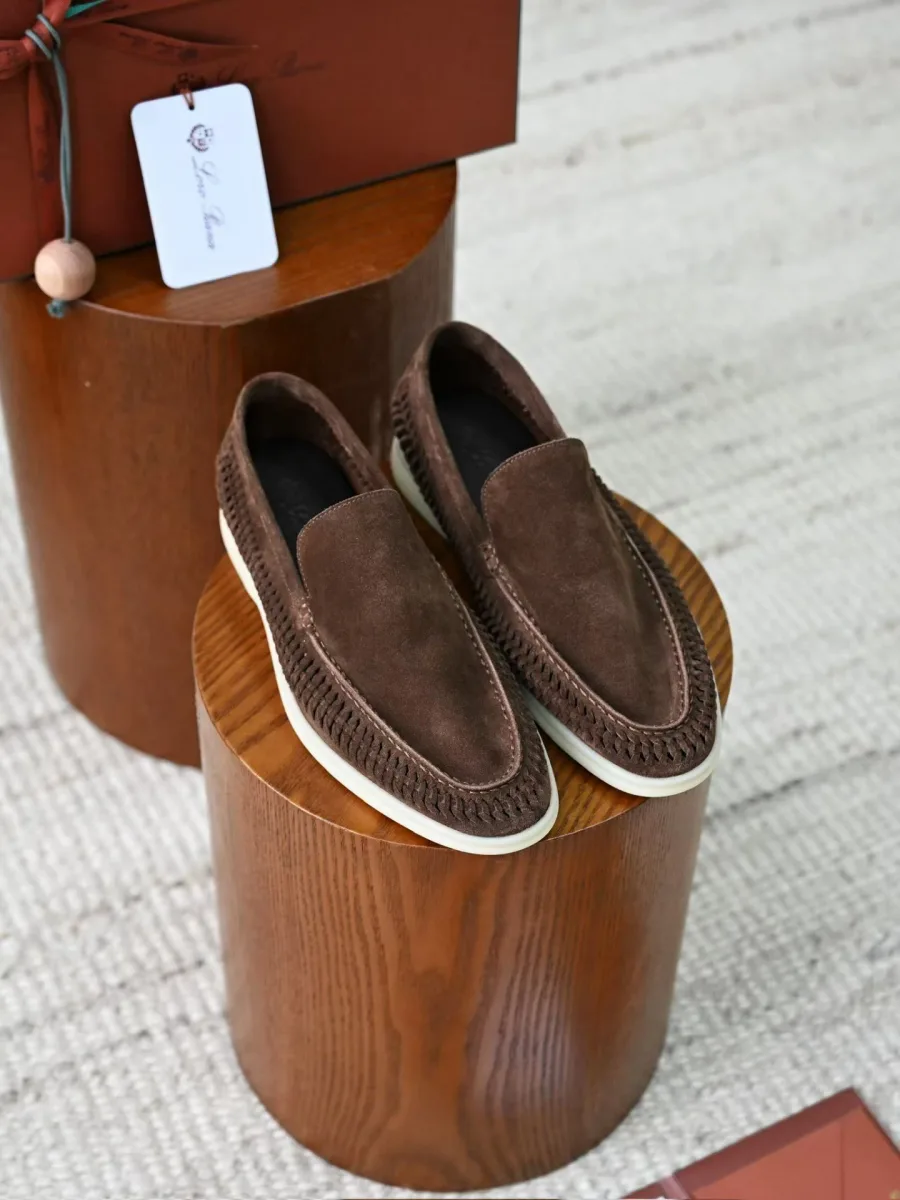 Коричневые замшевые лоферы Loro Piana Summer Walk в ракурсе сверху, с плетёной окантовкой подошвы