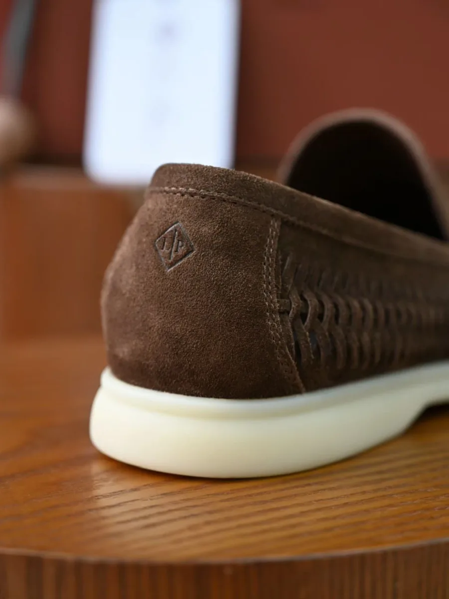 Задняя часть коричневого замшевого лофера Loro Piana Summer Walk с рельефной вставкой и светлой подошвой