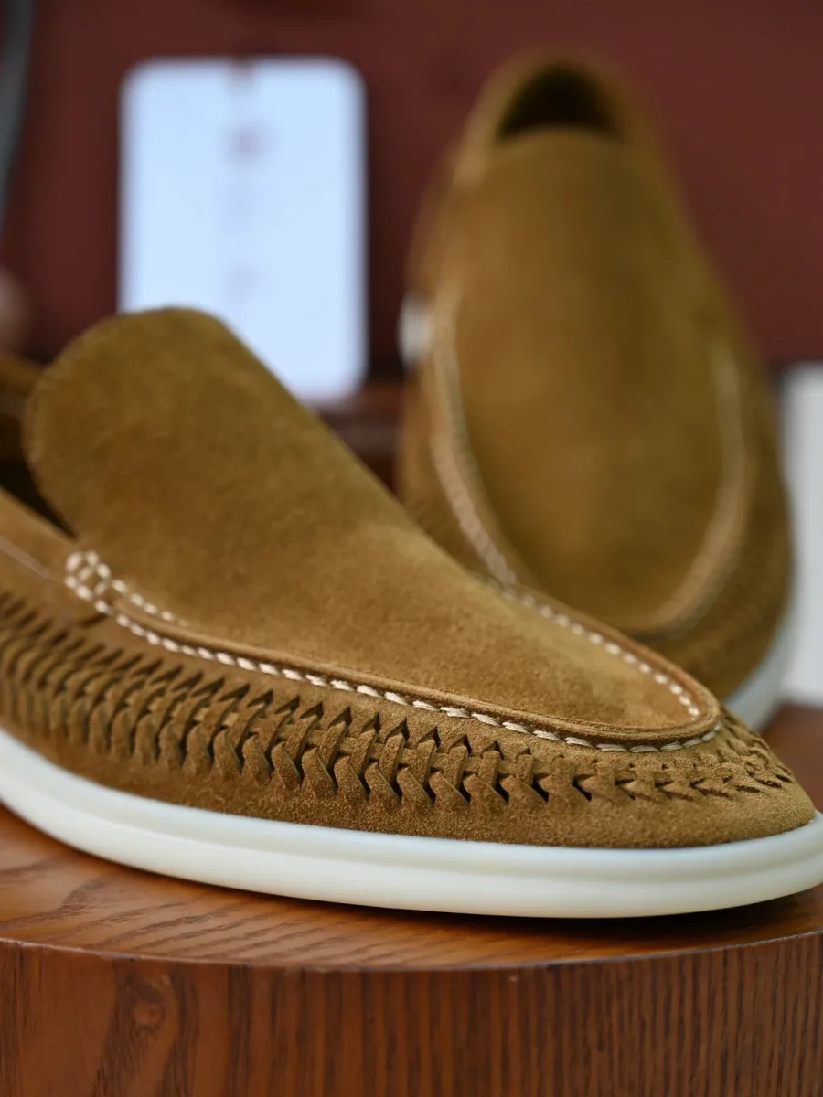 Коричневый замшевый лофер Loro Piana Summer Walk крупным планом, мысок и фактурная плетёная окантовка