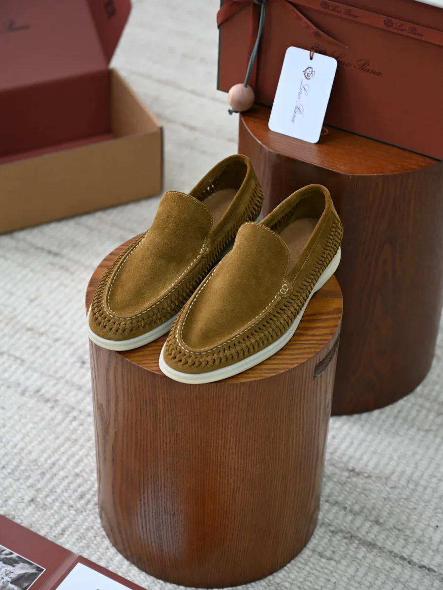 Коричневые замшевые лоферы Loro Piana Summer Walk, фронтальный ракурс, округлый мыс и контрастная подошва