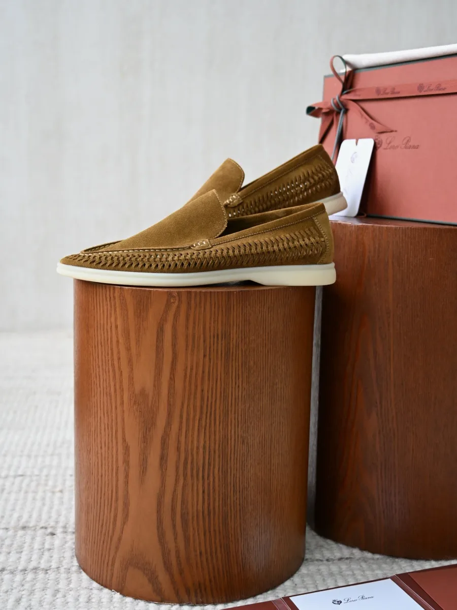 Коричневый замшевый лофер Loro Piana Summer Walk, вид сбоку, низкий силуэт и белая резиновая подошва